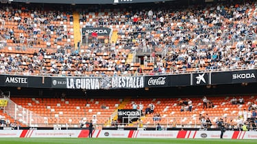 La afici¨®n del Valencia se concentra a las puertas de Mestalla