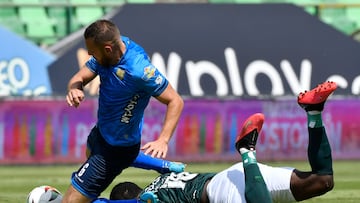 PALMIRA - COLOMBIA, 24-04-2022: Carlos Lucumi del Cali disputa el balón con Felipe Jaramillo de Águilas durante partido entre Deportivo Cali y Águilas Doradas Rionegro por la fecha 17 como parte de la Liga BetPlay DIMAYOR I 2022 jugado en el estadio Deportivo Cali de la ciudad de Palmira. / Carlos Lucumi of Cali vies for the ball with Felipe Jaramillo of Aguilas during match between Deportivo Cali and Aguilas Doradas Rionegro for the date 17 as part of BetPlay DIMAYOR League I 2022 played at Deportivo Cali stadium in Palmira city.  Photo: VizzorImage / Gabriel Aponte / Staff