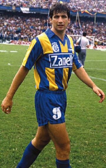 El delantero inició su carrera en Rosario Central, donde estuvo, en su primera etapa, entre 1986 1990.