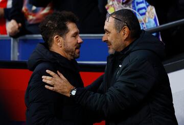 Saludo de los entrenadores, Diego Simeone y  Maurizio Sarri antes del partido.