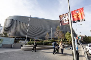 En el exterior del Ayuntamiento de Madrid habrá tres cascos en formato gigante desde el jueves a las 11:00.