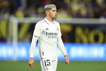 El pulmón del Real Madrid se llama Fede Valverde. En el Clásico de las Vegas pudo marcar un auténtico golazo, aunque su disparo se estrelló en la madera. Su despliegue físico es brutal para un jugador incansable como el uruguayo, que pelea todos los balones y se deja la piel siempre. En los siguientes dos encuentros se echó en falta más disparos del centrocampista blanco, pero aun así es un futbolista esencial para este Real Madrid. La velocidad y la potencia son sus puntos fuertes. A Valverde no le importa jugar por la derecha, ya que en esta posición es más vertical. Aun así, donde destaca el charrúa es en la medular.