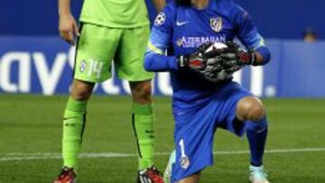 Moyá atrapa un balón ante la presión de Llorente.