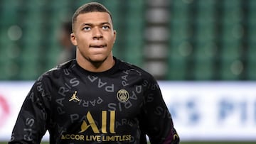Paris Saint-Germain's French forward Kylian Mbappe looks on as he warms up before the French L1 football match between FC Nantes and Paris Saint-Germain at the La Beaujoire stadium in Nantes, western France on October 31, 2020. (Photo by Sebastien SA