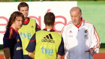 <b>TOQUE Y FUERZA.</b> Del Bosque, ayer en el primer entrenamiento de España.