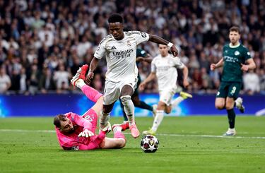 Vinicius, en el mano a mano, regatea a Gianluigi Donnaruma y el brasileño es derribado por el portero italiano.