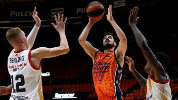 GRAFCVA8951. VALENCIA, 24/10/2020.- El alero serbio del Valencia Basket, Nikola Kalinic, trata de anotar ante la defensa de los jugadores del Casademont Zaragoza, el ala pivot alemán Robin Benzing (izqda), y el escolta canadiense Dylan Ennis, durante el partido de la Liga Endesa correspondiente a la séptima jornada disputado en el pabellón de la Fuente de San Luis de Valencia. EFE/Miguel Ángel Polo