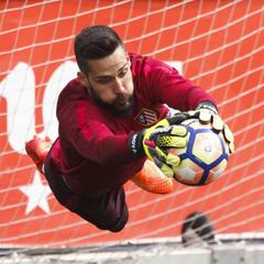 Oficial: Moyá renueva un año