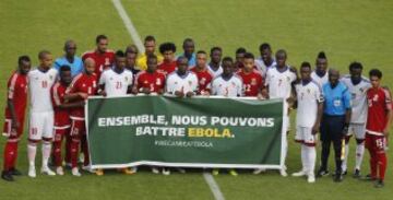 Los jugadores de Guinea Ecuatorial y del Congo posan con una pancarta contra el Ébola antes de su partido de apertura de la Copa Africana de Naciones 2015