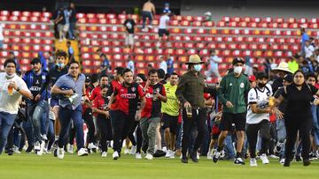 Aficioandos del Atlas invaden la cancha del Corregidora