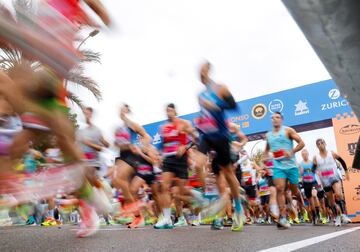 Corredores participan en la Media Maratón de Valencia.