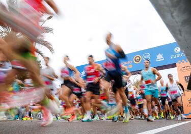 Corredores participan en la Media Maratón de Valencia.