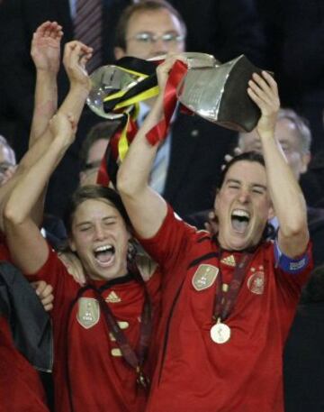 Birgit Prinz es una de la mejores futbolista alemanas de la historia, jugó casi toda su carrera en el Fráncfort del Meno y una temporada en la liga EEUU. Con 16 años debutó con la seleccion de Alemania. Cuenta con un amplio palmarés en el que destaca dos campeonatos del mundo en 2003 y 2007, y 5 veces Campeona Europea en 1995, 1997, 2001, 2005 y 2009 