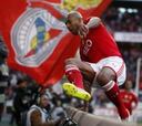 El Benfica golea y aprieta al Oporto y Sporting