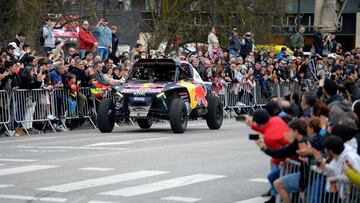La ganadora del Rally Dakar 2024, Cristina Gutiérrez, realiza un circuito urbano por las calles de Burgos con una afición entregada. 