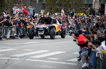 La ganadora del Rally Dakar 2024, Cristina Gutiérrez, realiza un circuito urbano por las calles de Burgos con una afición entregada.