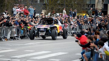 La ganadora del Rally Dakar 2024, Cristina Gutiérrez, realiza un circuito urbano por las calles de Burgos con una afición entregada. 