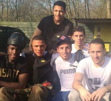 Alexis Sánchez, junto a Welbeck, Gibbs, Cazorla, Gabriel y Ospina, jugaron paintball.