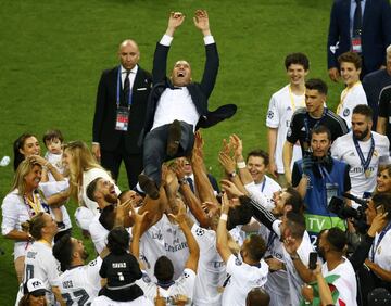 Su primer gran título llegó el 28 de mayo de 2016 tras ganar en Milán al Atlético de Madrid la undécima Champions. En la foto, el equipo mantea a Zidane. 