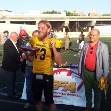 Chris Debowski, 3 pases de TD y un TD de carrera, MVP indiscutible del partido.