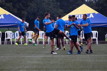 El equipo argentino hizo un trabajo regenerativo en la cancha principal de la Federación Colombia de Fútbol. Villa y Fabra, los dos colombianos presentes. 