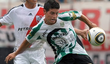 El colombiano llegó a Banfield en calidad de cedido y tuvo su debut en un partido ante Godoy Cruz. James Rodríguez se convirtió en el jugador extranjero más joven en marcar un gol en la Primera División de Argentina. En el 2009 se coronó campeón del Torneo Apertura. El colombiano destacó a lo largo del tiempo, tanto en la liga loc