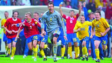 Sweden&#039;s players (LtoR) striker Marcus Allback, goalkeeper Andreas Isaksson, Erik Wahlstedt and midfielder Kim Kllstrm celebrate after their qualification for the quarter-finals, 22 June 2004 during their European Nations football championships mat