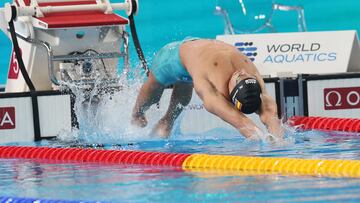 Doha (Qatar), 12/02/2024.- Hugo Gonzalez of Spain competes during the Men's 100m Backstroke semifinal at the FINA World Aquatics Championships Doha 2024 in Doha, Qatar, 12 February 2024. (100 metros, Espa?a, Catar) EFE/EPA/ALI HAIDER