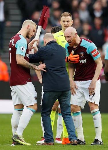 Tras la derrota de 0-3 ante el Burnley, seguidores de los Hammers ingresaron al campo para recriminar a sus jugadores.