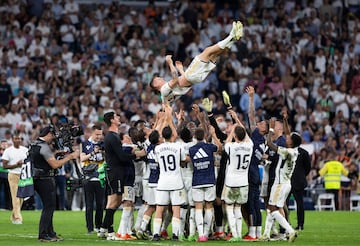 Toni Kroos es manteado por sus compañeros de equipo tras finalizar el partido.