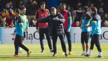 Jordi Roura con algunos de los jugadores de la plantilla durante un entrenamiento.
