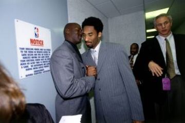 Saludándose con Michael Jordan en el 2000, ya en el Staples de Los Ángeles.