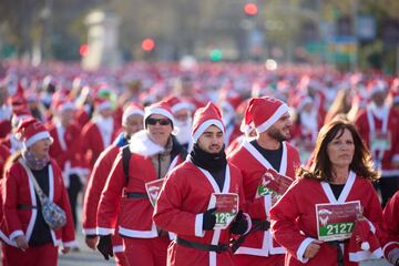 Varias personas durante la XIII Carrera de Pap¨¢ Noel, a 22 de diciembre de 2024, en Madrid (Espa?a).