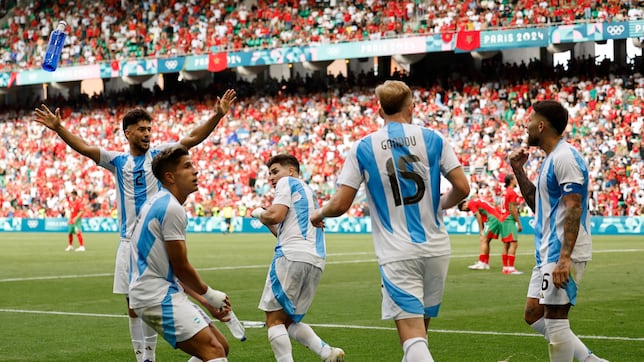 Bochorno en el Argentina-Marruecos: interrumpido por petardos y posible revisión de VAR