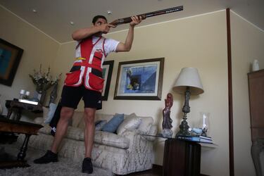 El tirador peruano Nicolás Pacheco entrena técnicas de tiro, en su casa de Lima, durante el confinamiento ordenado por el gobierno. Pacheco, clasificado para la disciplina de tiro al plato en los Juegos Olímpicos de Tokio, ha tenido que adaptarse debido al cierre de las instalaciones de entrenamiento y de los campos de tiro en Perú.