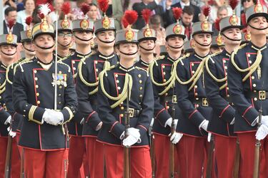 La princesa Leonor (en el centro) durante el acto de Jura de Bandera. Los nuevos cadetes verifican el juramento ante la Bandera, pertenecen a los Cuerpos General, de Intendencia y de Ingenieros Politécnicos del Ejército de Tierra, así como al de la Guardia Civil. 