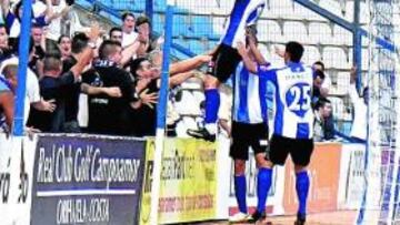 <b>TODO NERVIO. </b>Andrija Delibasic celebró de esta forma el tercer gol y vio la segunda amarilla, por lo que fue expulsado.