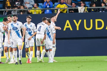 Lucas Pérez, pidiendo perdón al Mirandilla tras marcar el 2-4.