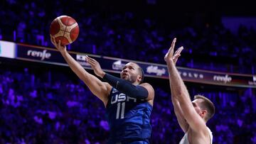 El base estadounidense Jalen Brunson y base esloveno Jakob Cebasek en acción durante el partido amistoso Estados Unidos-Eslovenia, de preparación para el Mundial, este sábado en el pabellón Martín Carpena de Málaga.