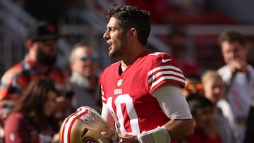 SANTA CLARA, CALIFORNIA - NOVEMBER 27: Jimmy Garoppolo #10 of the San Francisco 49ers warms up prior to the game against the New Orleans Saints at Levi's Stadium on November 27, 2022 in Santa Clara, California.   Ezra Shaw/Getty Images/AFP (Photo by EZRA SHAW / GETTY IMAGES NORTH AMERICA / Getty Images via AFP)