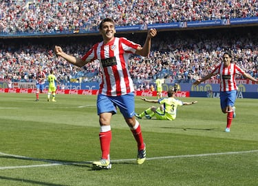 Cuando Simeone llegó al Atlético de Madrid, Salvio era el único argentino en la plantilla. El extremo estuvo en el club rojiblanco entre 2010 y 2012 aunque con una cesión al Benfica de por medio. Con el Atlético logró ganar dos veces la Europa League (2009-10 y 2011-12). Tras 70 partidos como colchonero en los que marcó 10 goles, fue vendido al Benfica por 11 millones de euros en verano de 2012. Solo estuvo media temporada a las órdenes del Cholo.