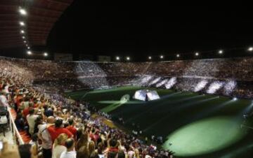 Jugadores y aficionados en el estadio Sánchez Pizjuán.