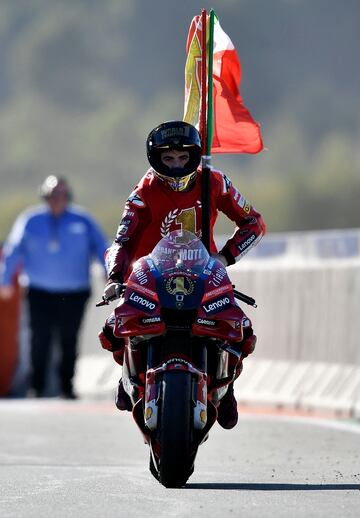 Francesco Bagnaia de Ducati Lenovo celebrando su victoria en el campeonato mundial de MotoGP.