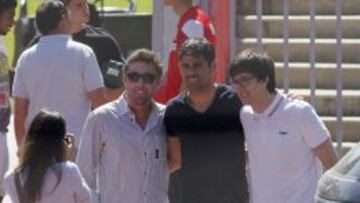 ÍDOLO. Diego Costa posa con aficionados tras trabajar con los fisios en el Cerro del Espino.