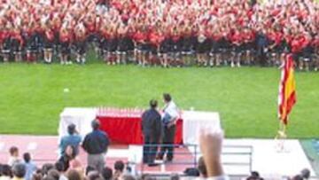 <b>FOTO DE FAMILIA. </b>Los chavales de la Escuela posaron sobre el césped.