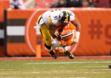 Stephon Tuitt, de los Pittsburgh Steelers, bloquea al quaterback de los Cleveland Browns, Josh McCown, en el partido de la NFL.