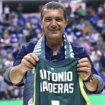 El actor malagueño Antonio Banderas recibe una camiseta con su nombre en el descanso del partido entre el Unicaja Málaga y el Rio Natura Monbus, disputado esta tarde en el pabellon Jose María Martín Carpena.