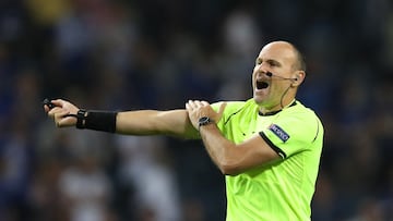 Spanish referee Antonio Mateu Lahoz gestures during the UEFA Champions League final football match between Manchester City and Chelsea FC at the Dragao stadium in Porto on May 29, 2021. (Photo by Jose Coelho / POOL / AFP)