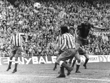 Jugó con el Barcelona durante diez temporadas entre 1965 y 1975.