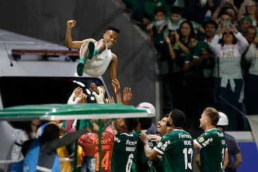 
La mina inagotable de talento que tiene Brasil da un nuevo fruto: Estevão. El Chelsea puso 60 millones encima de la mesa para que el jugador se incorpore tras el Mundial de Clubes. Un fichaje más caro que el de Endrick por el Real Madrid, 48M€. Estevão es pura samba sobre el césped. Su regate desde la banda derecha y las numerosas bicicletas con las que deja sentados a los defensas antes de buscar la portería son algunas de sus señas de identidad. A pesar de su juventud ya es internacional absoluto y Ancelotti contó con él en sus dos primeros partidos.
